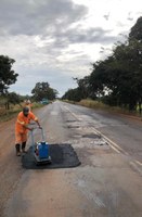 DNIT executa serviços emergenciais de manutenção na BR-364/MG entre Frutal e Planura