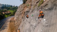 DNIT realiza trabalhos com rapelistas para retirada de pedras soltas e vegetação na BR-470/RS