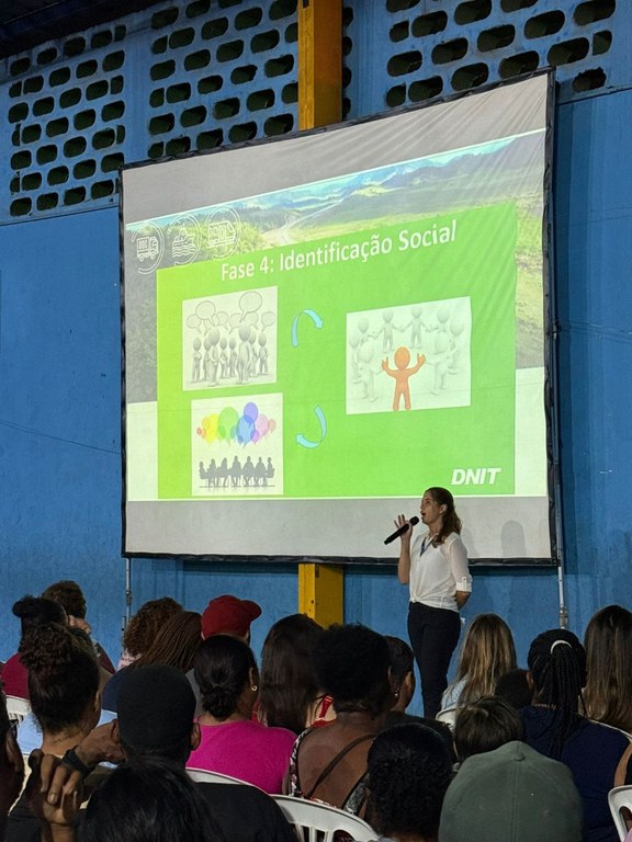 Foto 3_assistente social Carina Alves_exposição.jpg