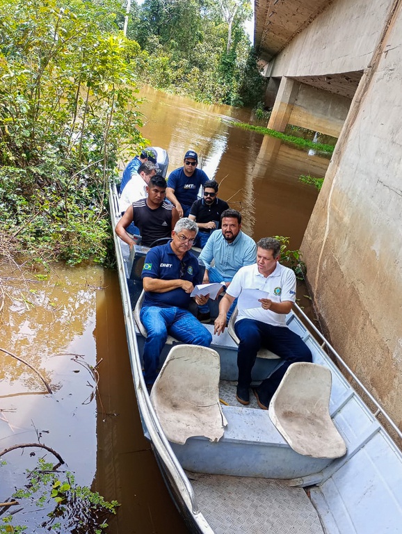 Equipe do DNIT durante vistoria na ponte sobre o Rio Pindaré
