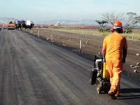 Mais um trecho da BR-448/RS recebe camada de asfalto