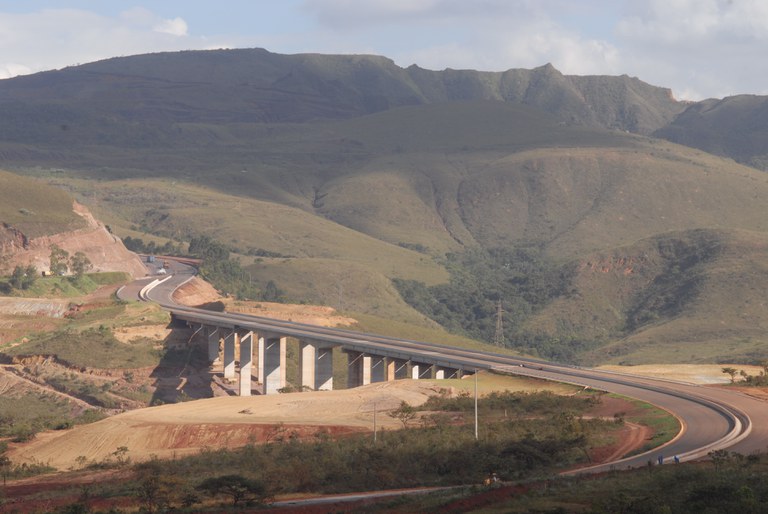 Ministro dos Transportes libera ao tráfego novo viaduto em Minas