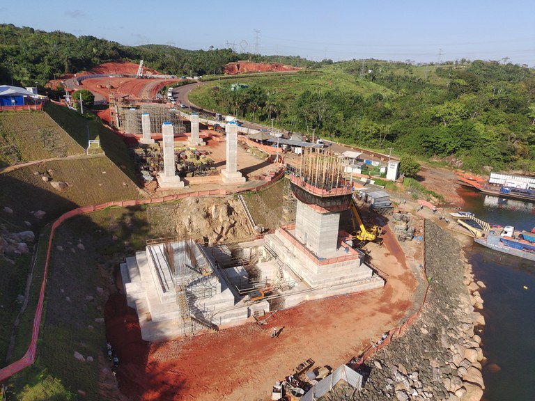 Já foram executadas quatro etapas da concretagem dos blocos de sustentação da estrutura