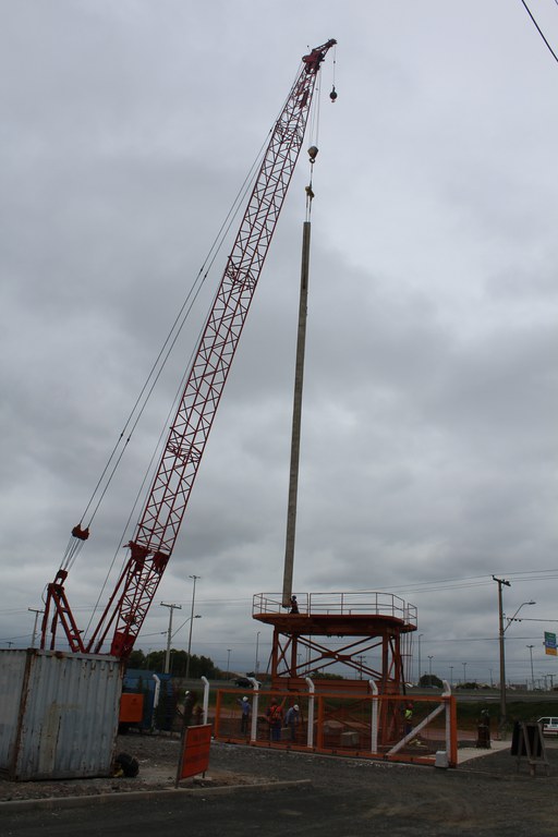 Operários trabalham na construção dos blocos da Nova Ponte do Guaíba/RS