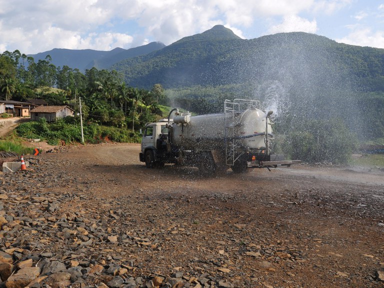 Umectacao e uma das medidas de minimizacao da poeira no trecho em obras - Amanda Montagna STE S.A..JPG