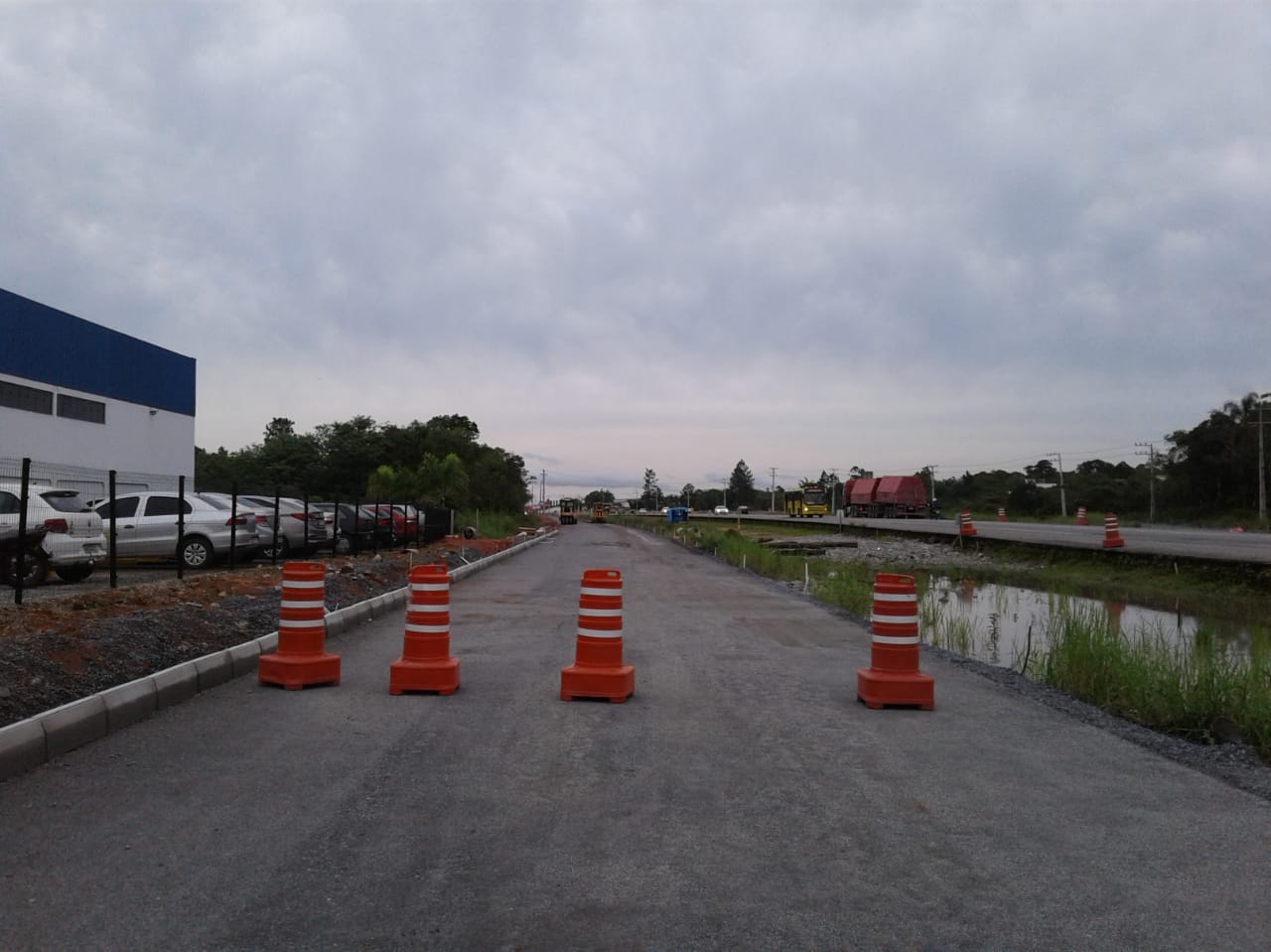 01.10.2021 - Implantação de marginal (lado esquerdo) - km 26+500.jpeg