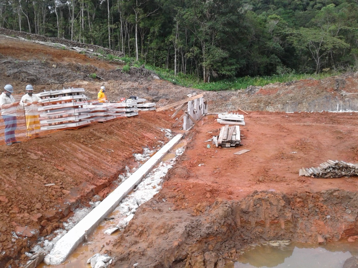07.05.2021 - Construção do muro de contenção no Km 11+570.jpg