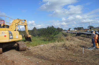 09.06.2021 - Limpeza da camada vegetal no km 28..JPG