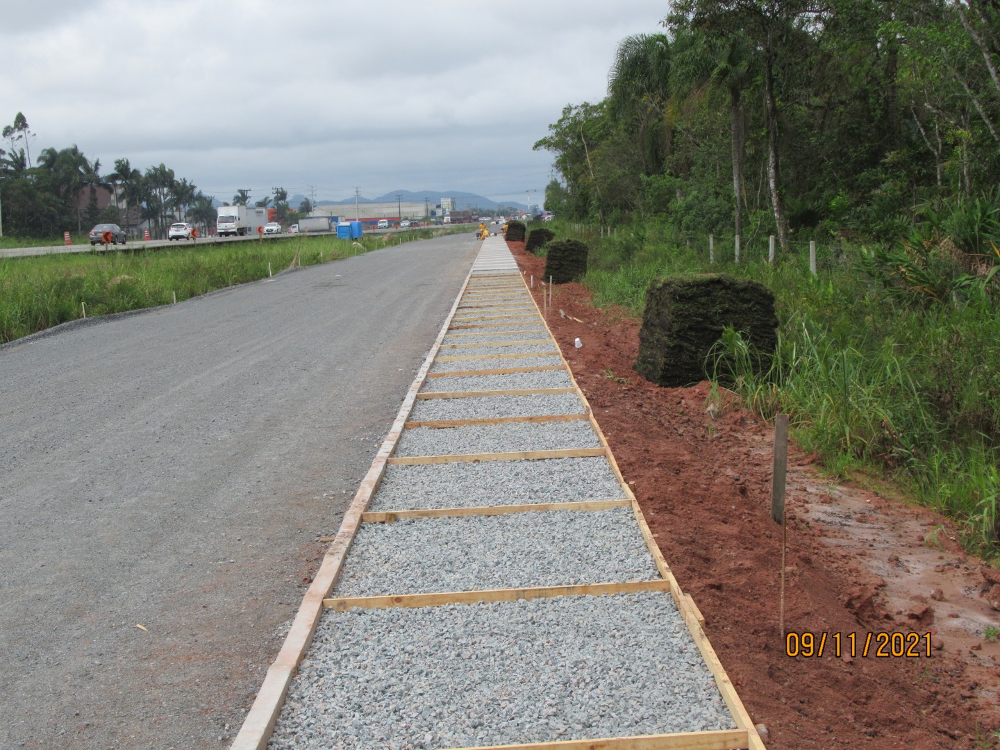 09.11.2021 - Construção de calçadas – km 26+520 a 27+100.JPG