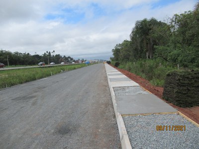 09.11.2021 - Construção de calçadas – km 26+520 a 27+100.JPG