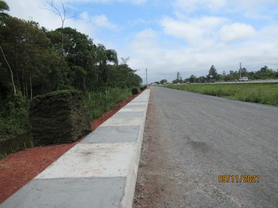 09.11.2021 - Construção de calçadas – km 26+520 a 27+100.JPG
