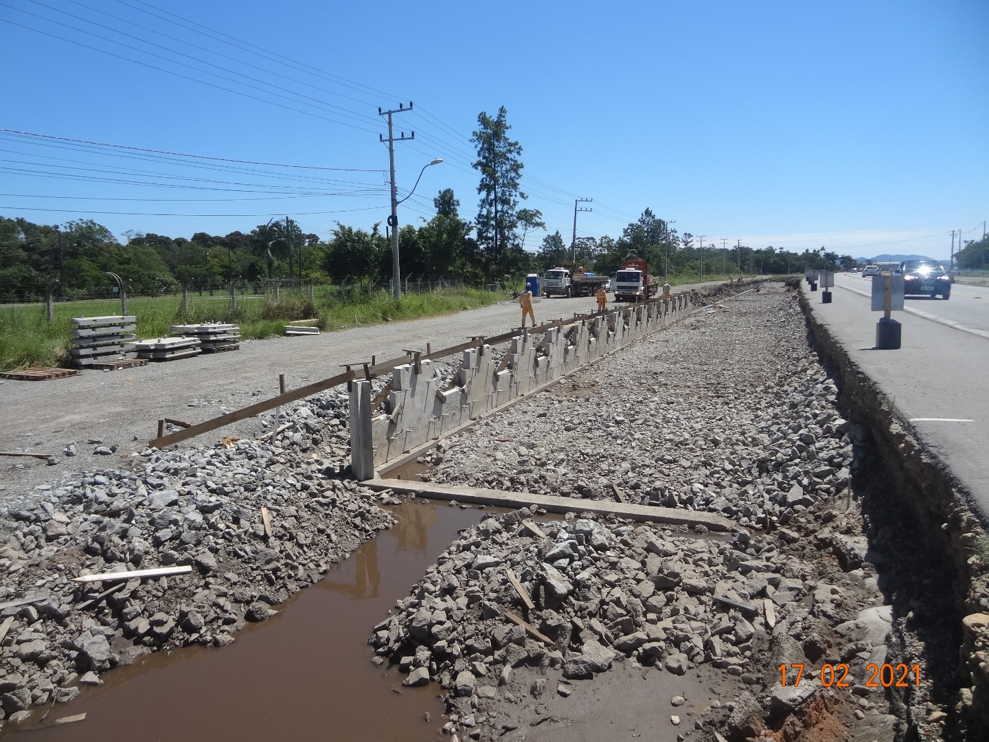 12.02.2021 - Escamas de concreto armado (OAE) instaladas para elevação da terra armada no Km 27+030.jpg