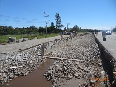 12.02.2021 - Escamas de concreto armado (OAE) instaladas para elevação da terra armada no Km 27+030.jpg