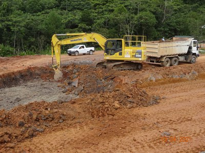 13.04.2021 - Escavações e remoção de solos inservíveis da base dos aterros do corpo estradal para substituição por materiais de maior capacidade de carga - Km 10+160.jpg