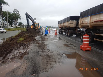 20.01.2021 - Limpeza e decapagem do solo para execução de terraplenagem no Km 27+060.jpg