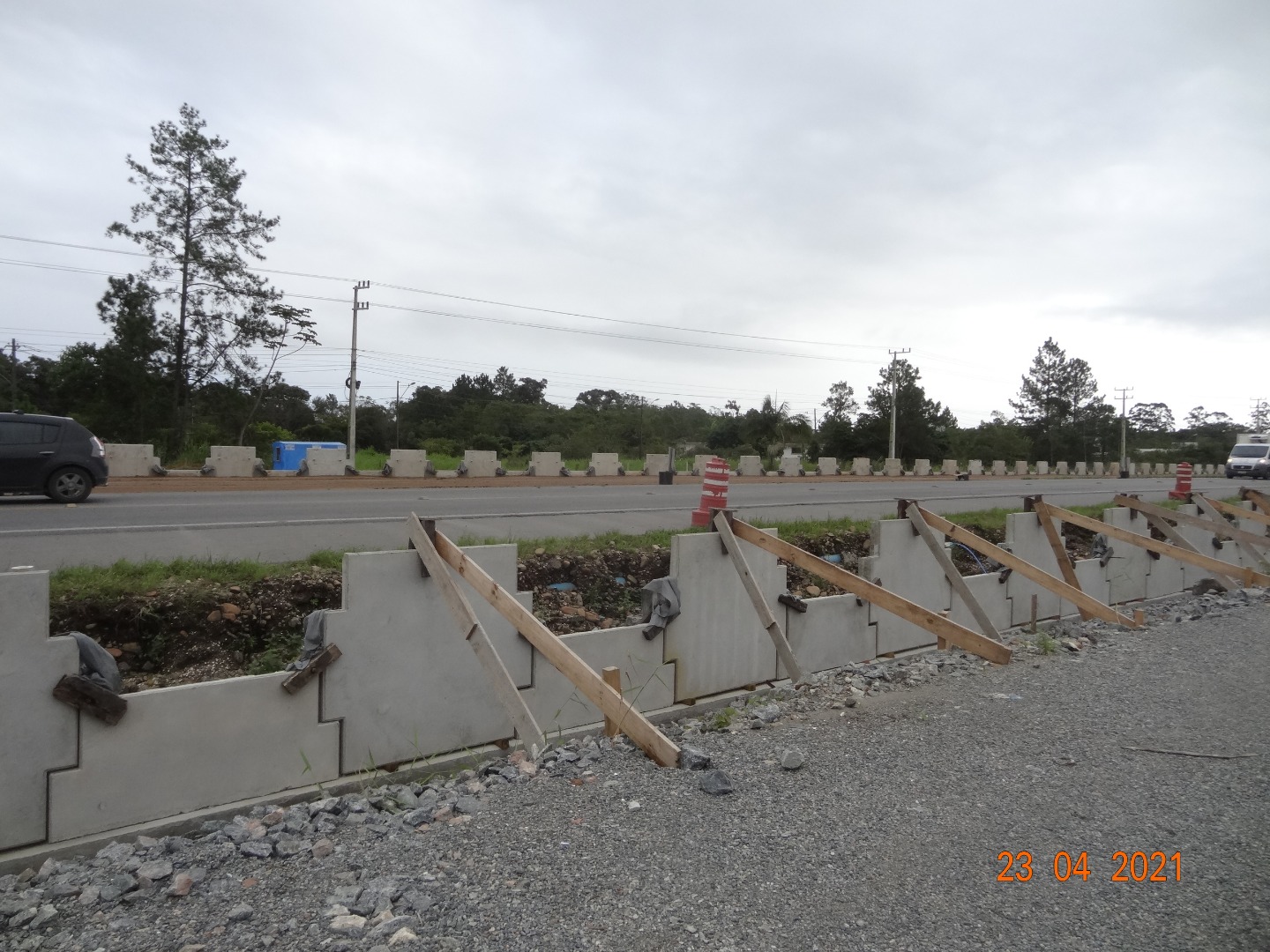 23.04.2021 - Vista geral das terras armadas (OAEs) em fase construtiva - Km 26+980.jpg