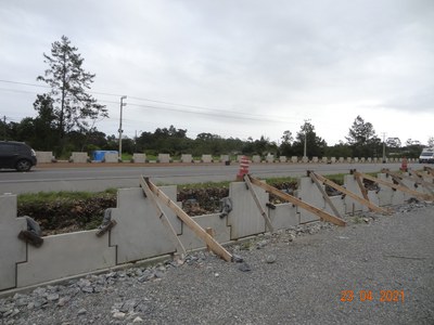 23.04.2021 - Vista geral das terras armadas (OAEs) em fase construtiva - Km 26+980.jpg