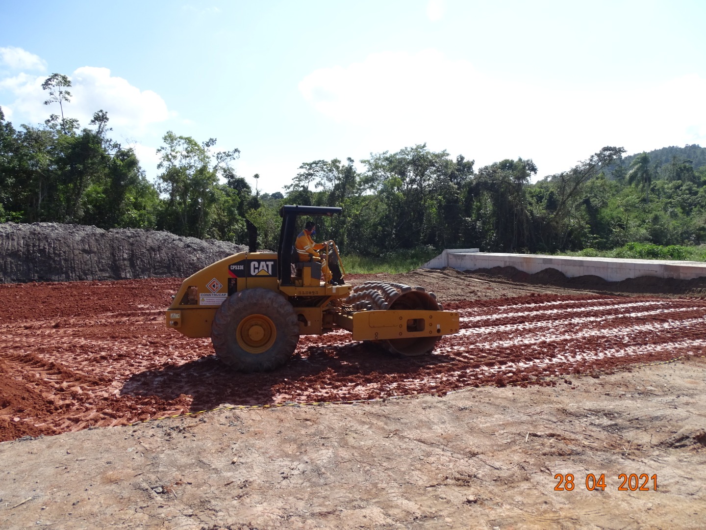 28.04.2021 - Compactação das camadas de aterros aplicadas na substituição de solos inservíveis - Km 10+140.jpg