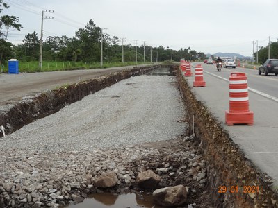 29.01.2021 - Material rochoso aplicado em fundo de aterro como base do corpo estradal no Km 27+040.jpg