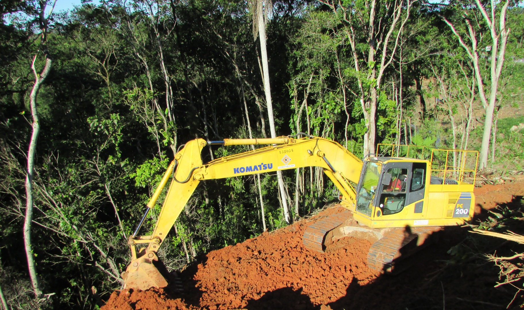 30.06.2021 - Movimentação de terra no km 11+900..JPG