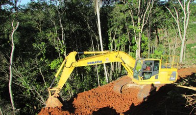 30.06.2021 - Movimentação de terra no km 11+900..JPG