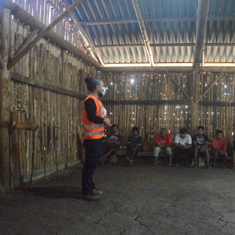 25_8_2021 – Agentes indígenas e engenheiro realizam vistoria em trecho da obra.JPG