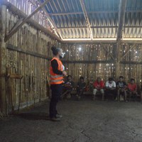 Agentes indígenas e engenheiro realizam vistoria em trecho da obra