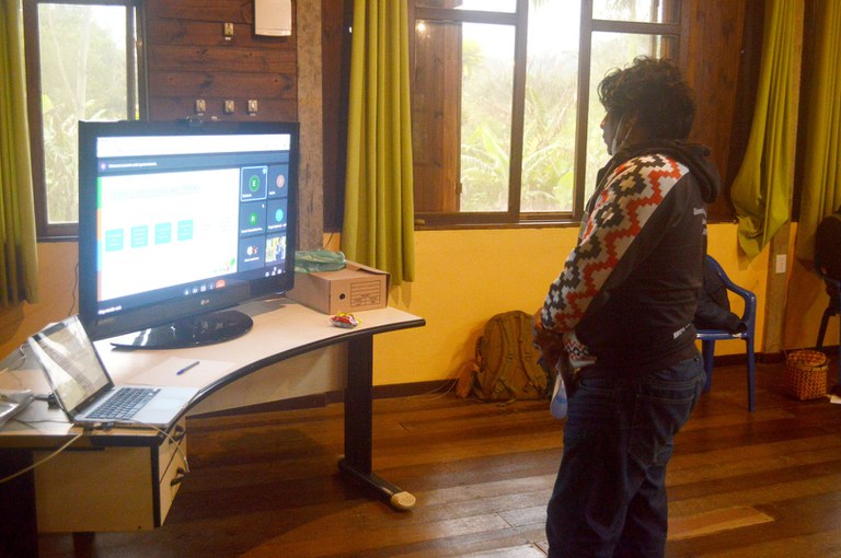 25_8_2021 – Agentes indígenas e engenheiro realizam vistoria em trecho da obra (1).JPG