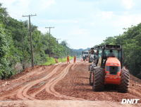 DNIT/AM realiza recuperação de aterro em ponto de erosão no km 118 da BR-319