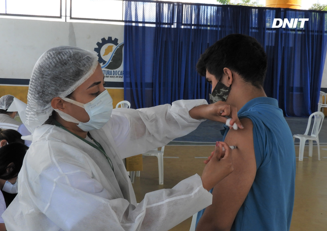 Comunitário sendo vacinado no Careiro, km 113, da BR-319..png