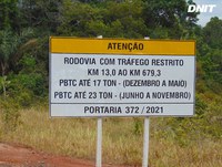 DNIT realiza a instalação de novas placas de restrição de peso ao longo da rodovia BR-319