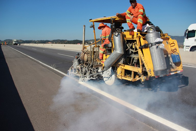 DNITSC faz reforço em pintura de faixas em pistas da BR-101 Sul
