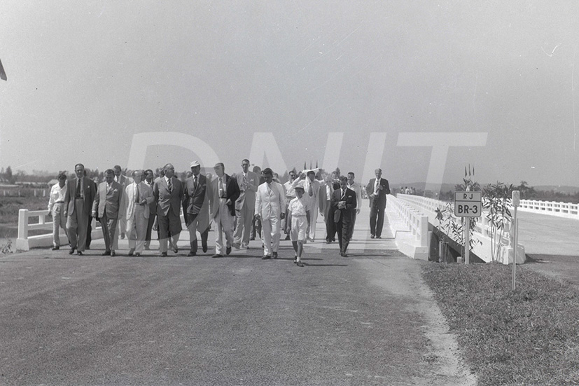 BR_3- 040- Rio-Petrópolis_Inalguração da ponte sobre o Rio Iguassu _ 1959_AP25953.jpg