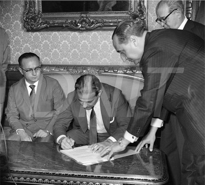 BR_4 Assinatura de crédito-Palácio das Larangeiras-RJ _09 Mai 1962_AP27005.jpg