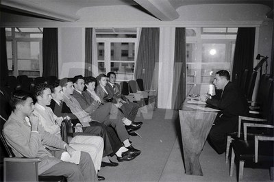 Dr. Beijamim com Estagiários _ 1954_AP26306.jpg