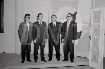 Dr. Beijamim com Estagiários _ 1954_AP26308.jpg