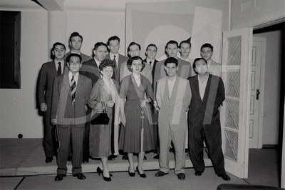 Dr. Beijamim com Estagiários _ 1954_AP26309.jpg