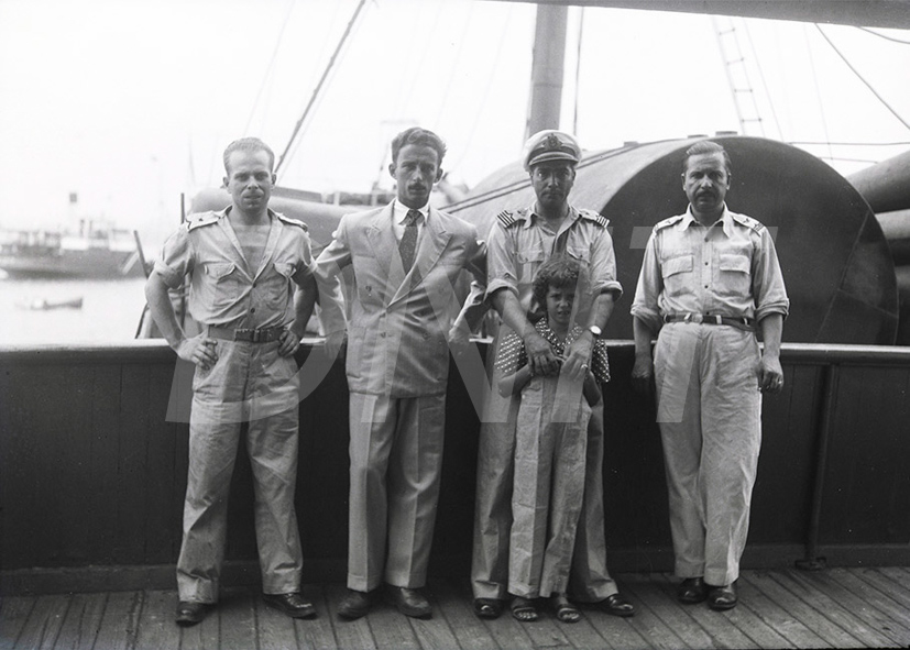 Embarque de Caminhões para o Sul no Vapor Atlântica _ 1947 _ 4329.jpg