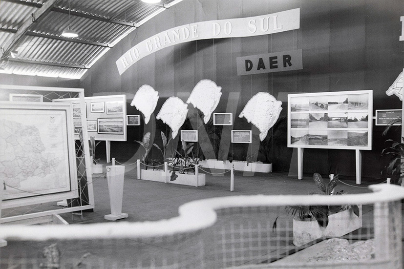 Exposição Rodoviária-Evolução dos Meios de Transportes _ 01 Mar 1950_AP26271.jpg