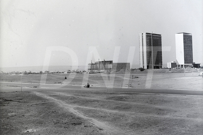 Grupo de Trabalho DNER - Em Brasília _ 1960 _ 33737.jpg