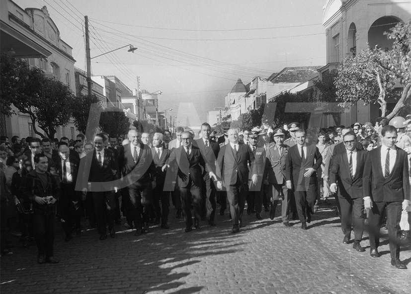 Homenagem do povo de São Leopoldo ao Pres. Costa e Silva Min.Transp. Mario Andreaza e Dir. do DNER Elizeu Resende_ Fot. Vergílio _  03 Jul 196943493.jpg