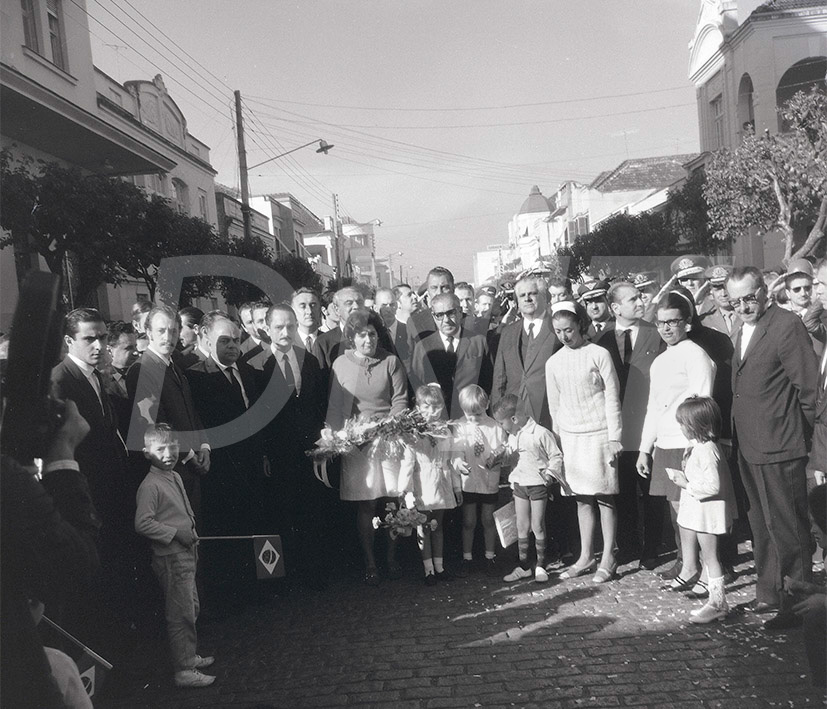 Homenagem do povo de São Leopoldo ao Pres. Costa e Silva Min.Transp. Mario Andreaza e Dir. do DNER Elizeu Resende_ Fot. Vergílio _  03 Jul 196943496.jpg