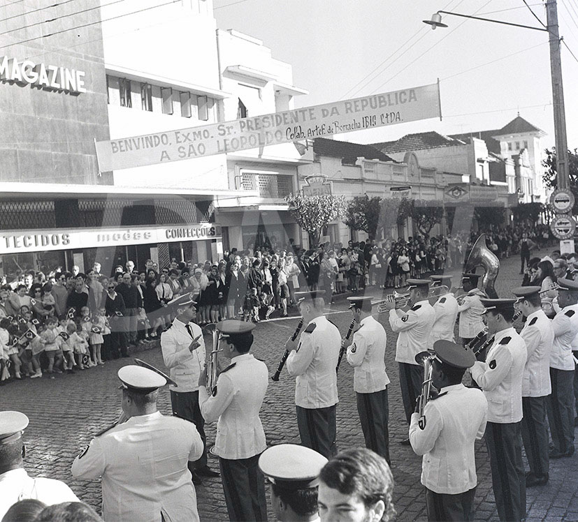 Homenagem do povo de São Leopoldo ao Pres. Costa e Silva Min.Transp. Mario Andreaza e Dir. do DNER Elizeu Resende_ Fot. Vergílio _  03 Jul 196943497.jpg