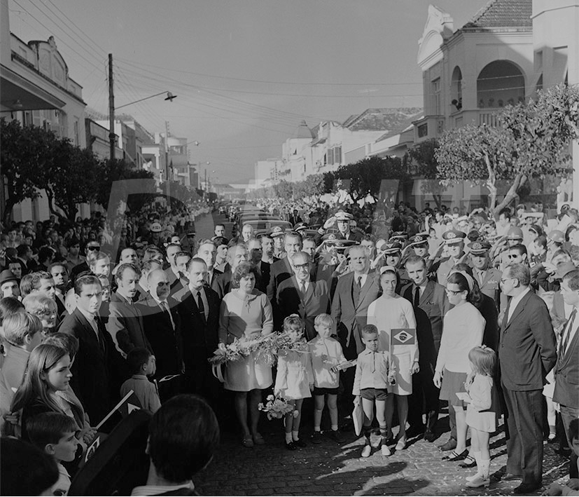Homenagem do povo de São Leopoldo ao Pres. Costa e Silva Min.Transp. Mario Andreaza e Dir. do DNER Elizeu Resende_ Fot. Vergílio _  03 Jul 196943502.jpg