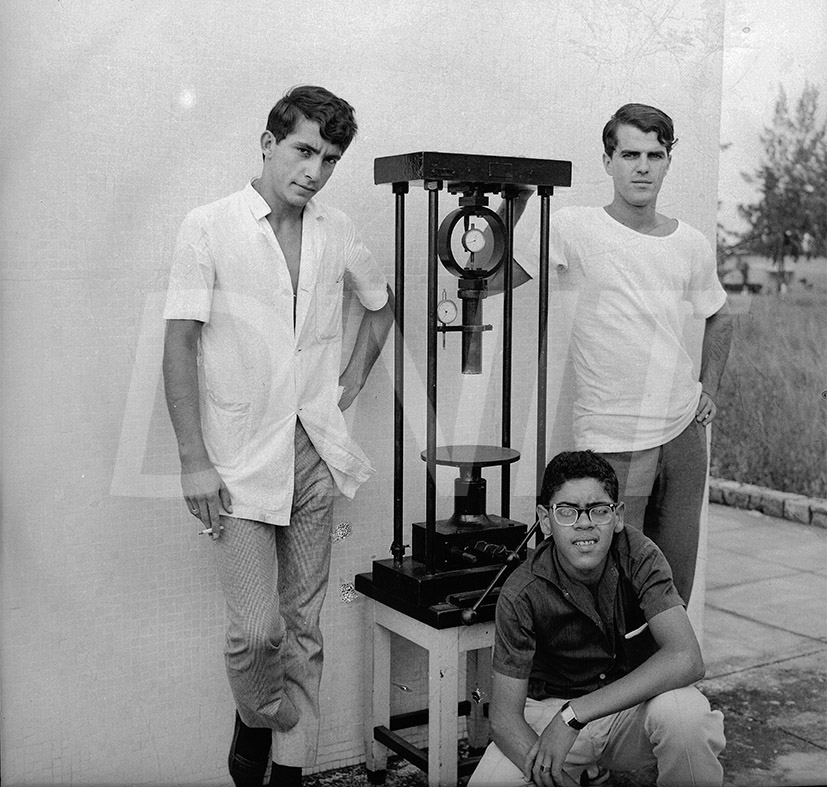 Laboratorio Central _Instrumentos DPT_Prensa Califórnia _s.d_ N.jpg