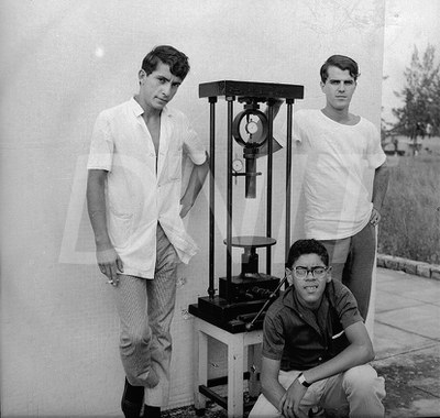 Laboratorio Central _Instrumentos DPT_Prensa Califórnia _s.d_ N.jpg