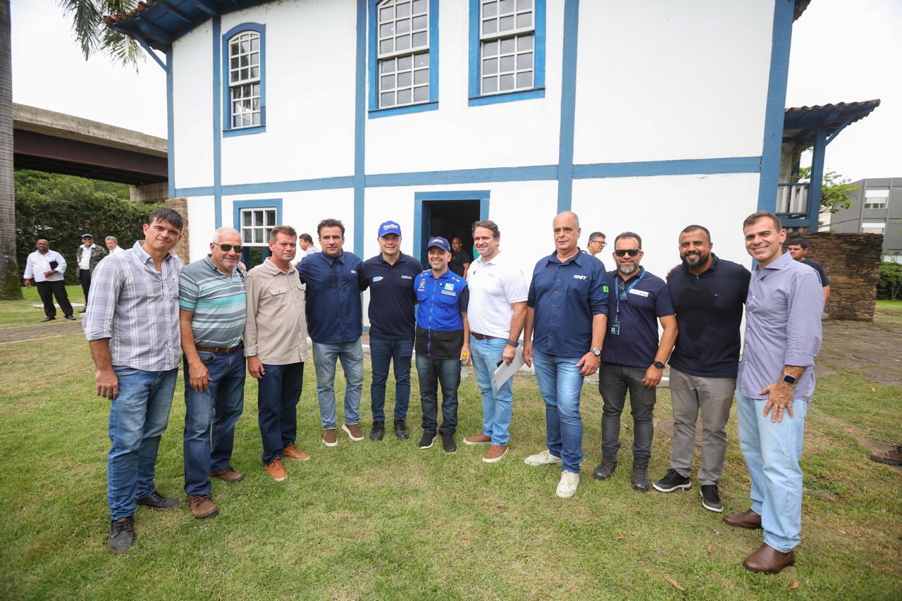 Ministério dos Transportes e DNIT vistoriam obras de readequação da linha férrea de Barra Mansa (RJ)