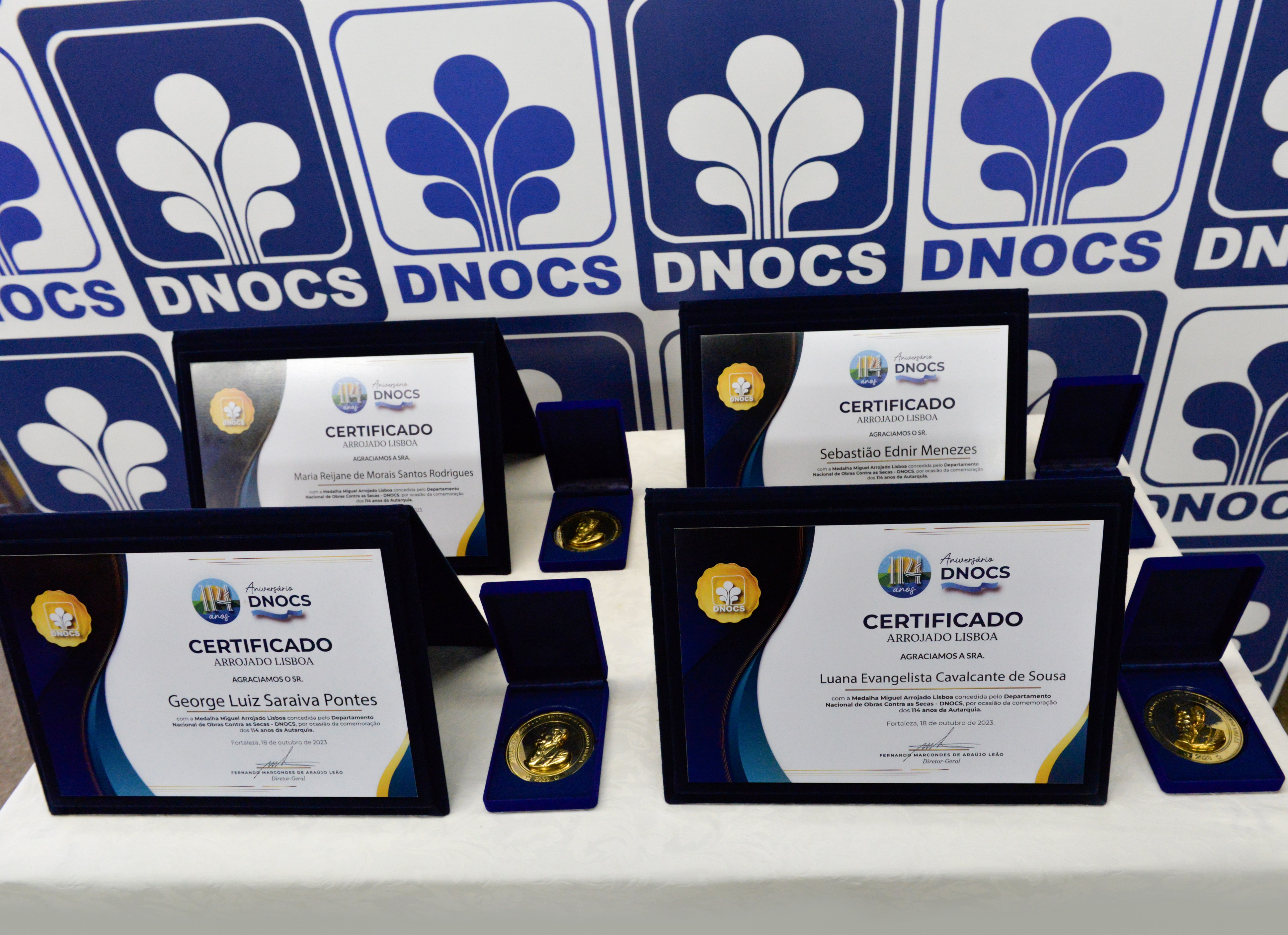 medalhas e placas dos agraciados