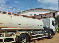 Caminhão-tanque do DNOCS leva água para comunidades atingidas pela seca, no sertão da Bahia