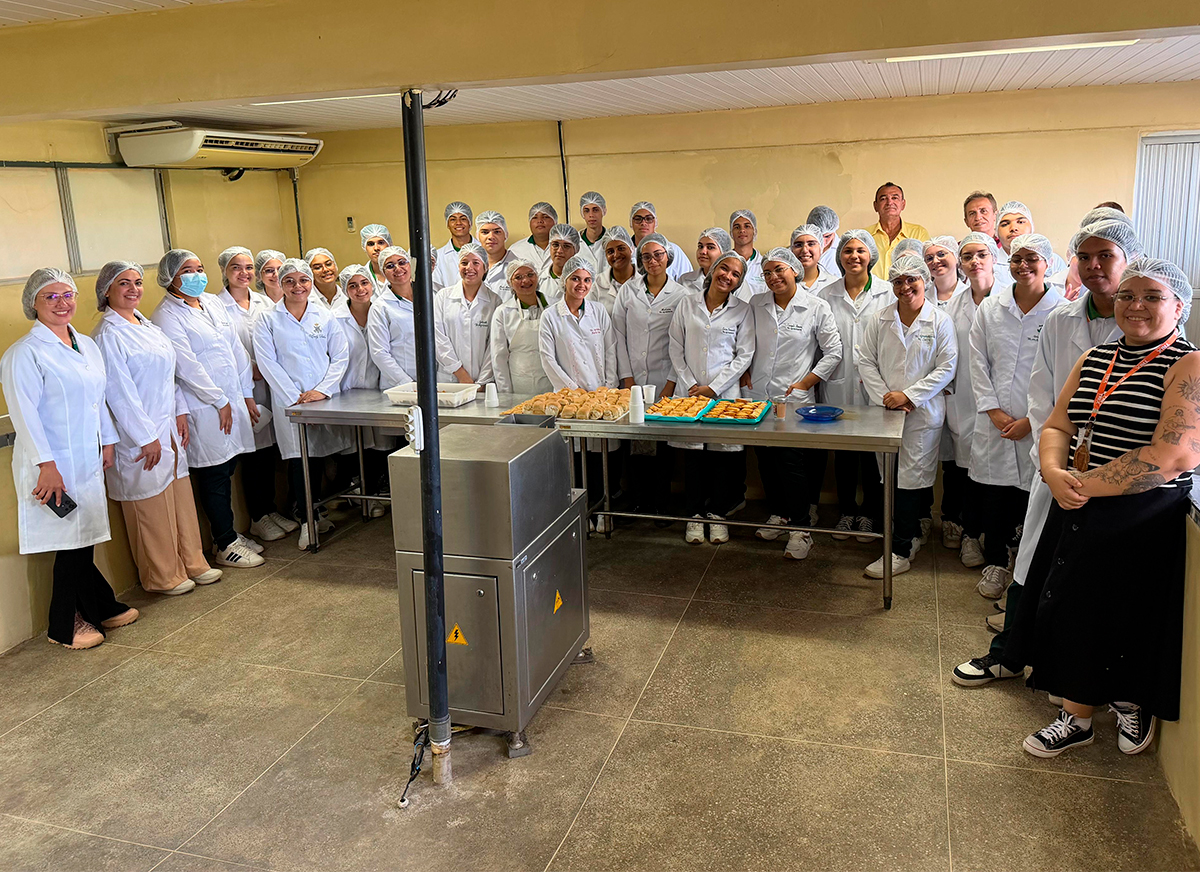 Iniciativa do DNOCS recebe alunos e professores de Paraipaba (CE) para vivência prática e qualificação profissional na área de agroindústria